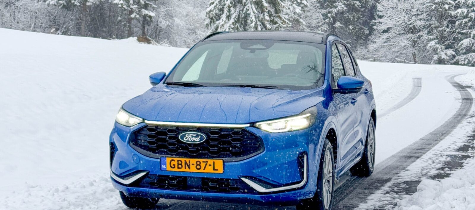 Ford_Kuga_PHEV_Snowplaza