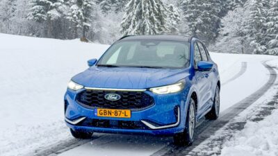 Ford_Kuga_PHEV_Snowplaza