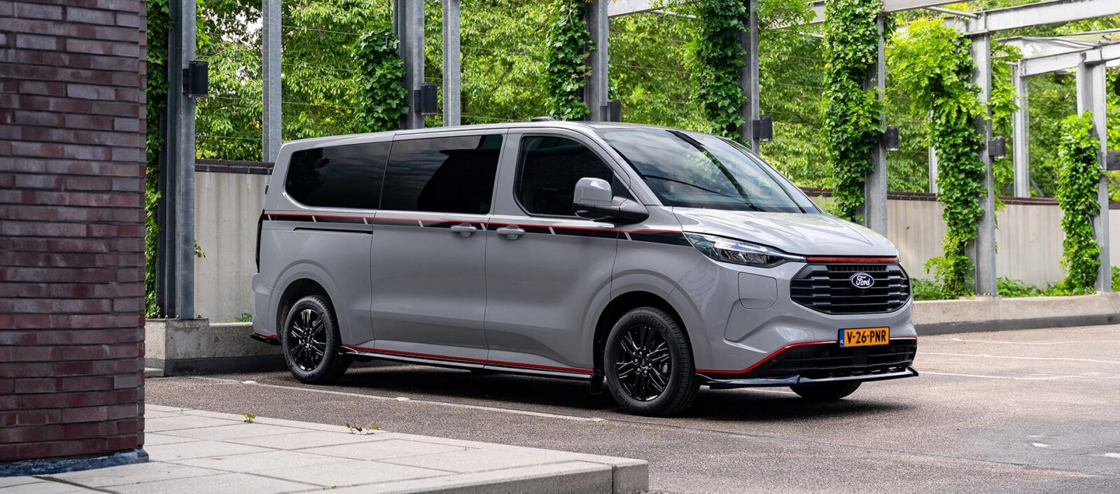 Ford Transit Custom Grey Platinum-1_Banner_1920_1080